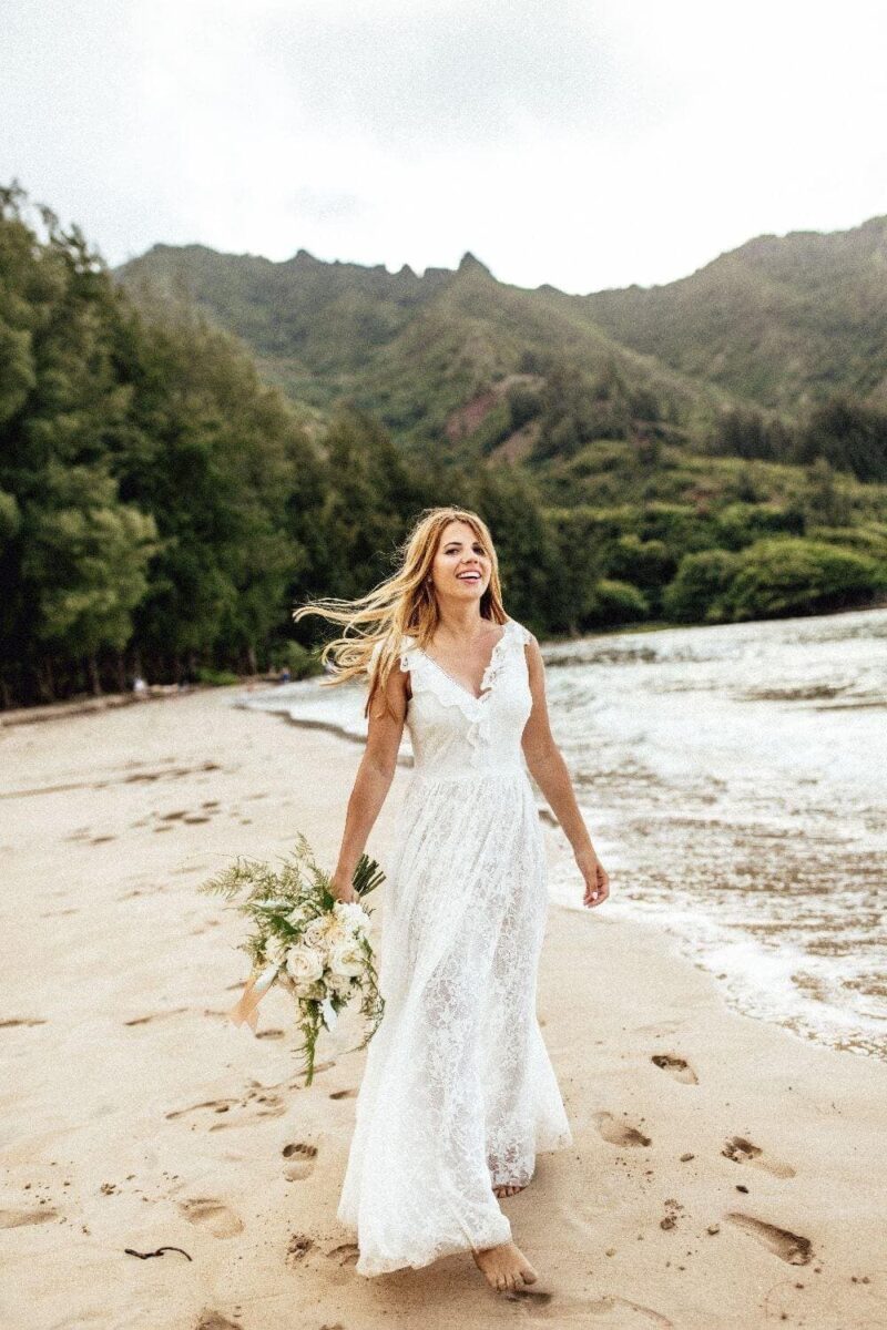 Suknia ślubna w stylu boho Porto 40 z falbanką na ramionach, dekolcie z przodu i z tyłu zamiast rękawów.