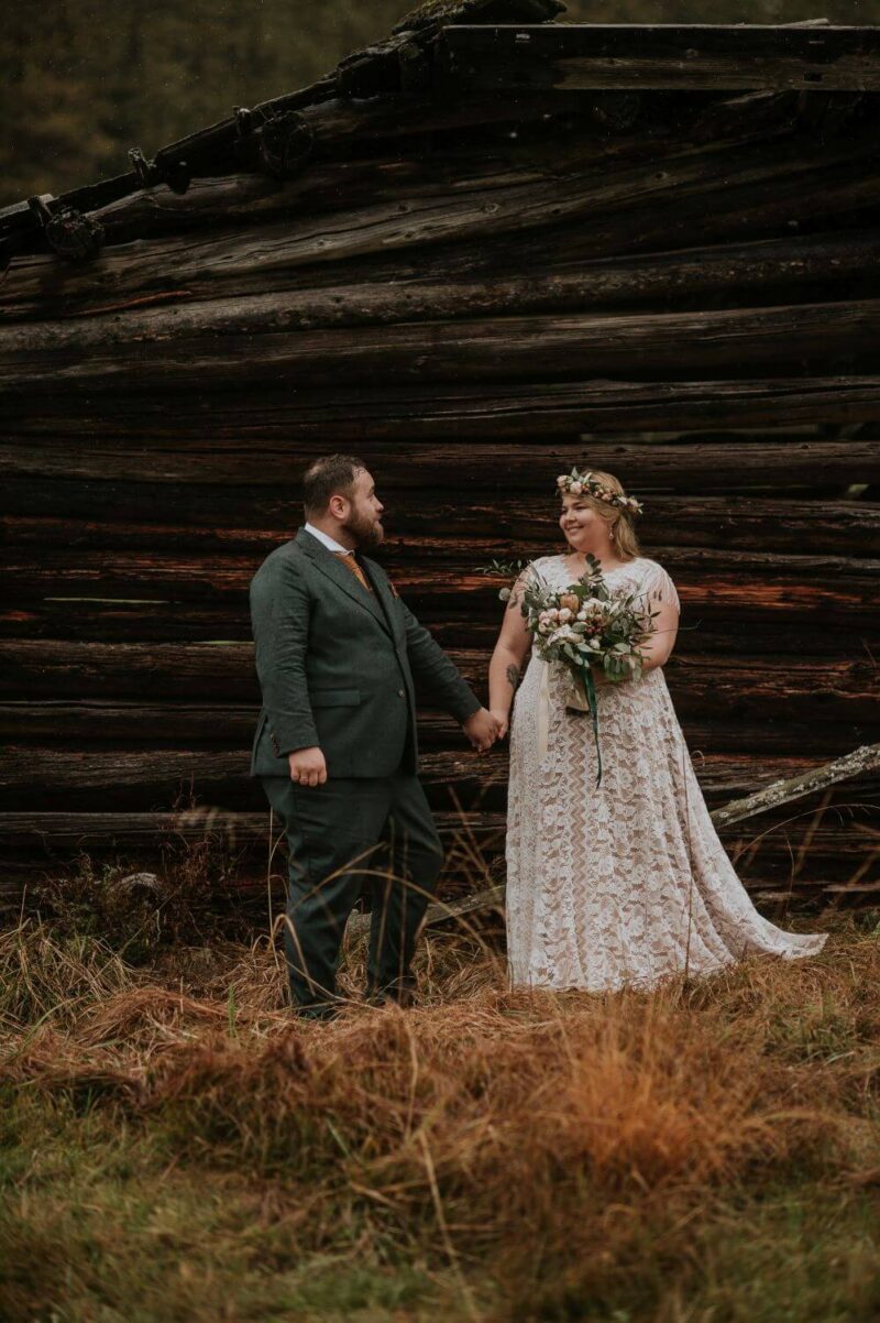 Suknia ślubna w stylu boho Porto 44 z dekoltem V zamiast zabudowanego jak w sukni Porto 53.