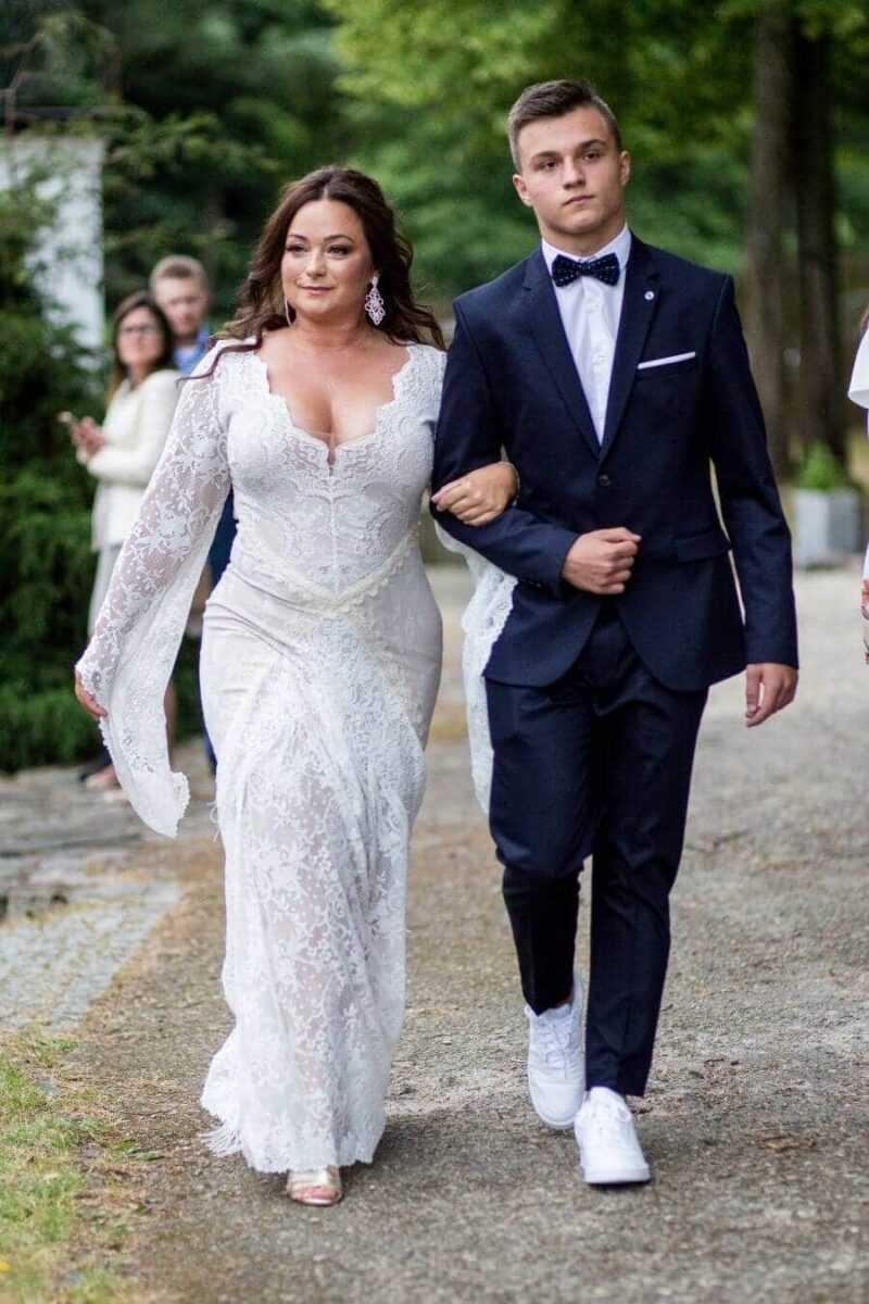 Suknia ślubna w stylu boho Porto 31, ale z dodatkowymi rękawami na wzór Porto 17.