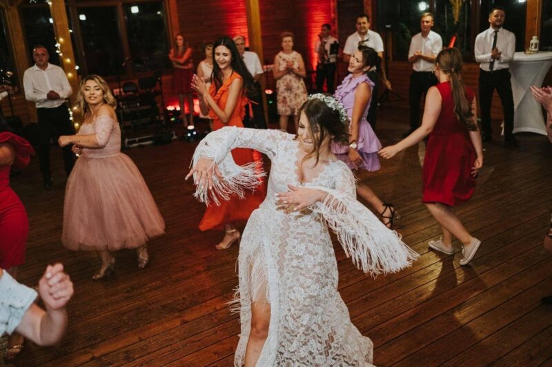 Suknia ślubna w stylu boho Porto 44 z frędzlami na plecach.