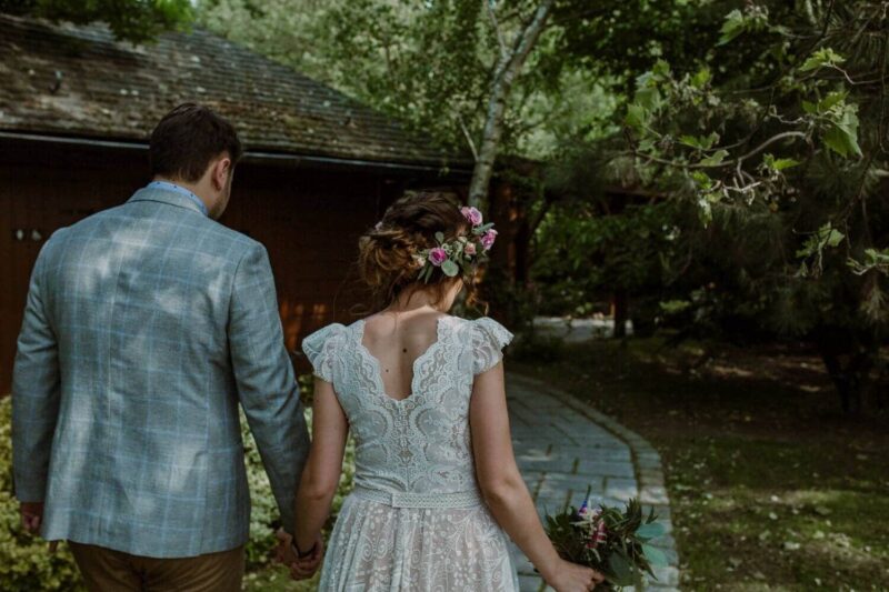 Suknia ślubna w stylu boho Porto 47, ale ze spódnicą uszytą z pełnego koła zamiast półkola, oraz z dodatkowym motylkiem.