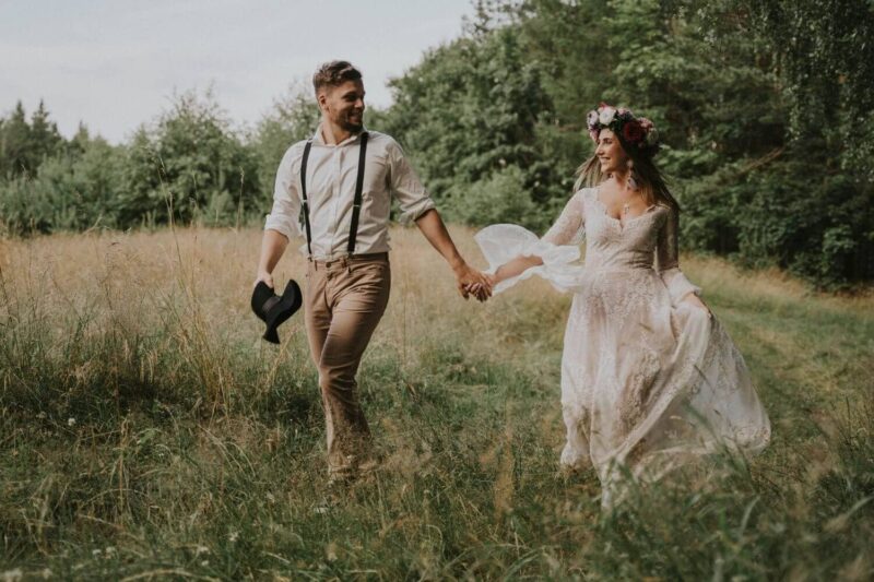 Suknia ślubna w stylu boho uszytej jako połączenie Porto 52 (góra), Porto 48 (dół), z rękawami z Porto 44 oraz dodatkowymi frędzlami na plecach.