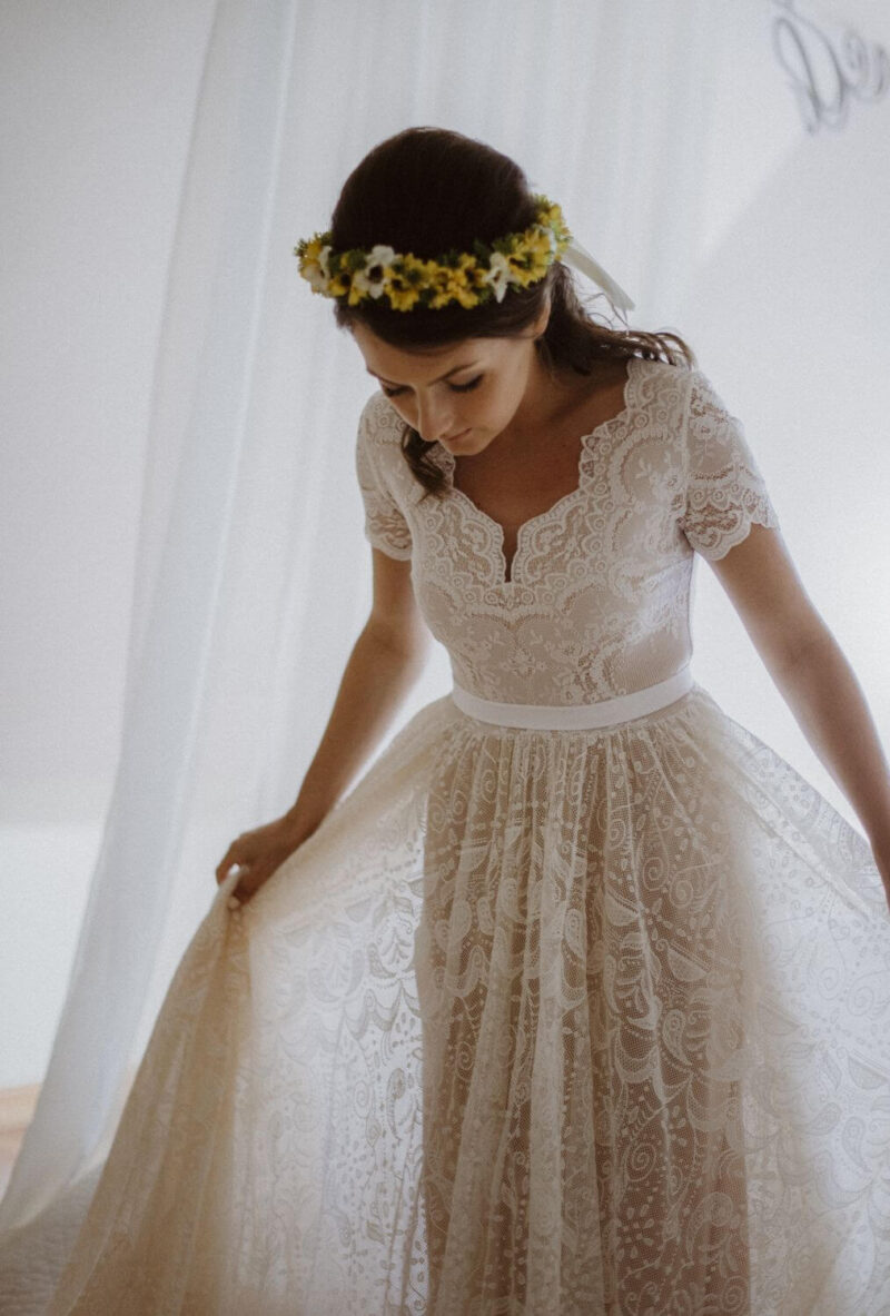 Suknia ślubna w stylu boho Porto 52 z dodatkowym krótkim rękawkiem i paskiem.