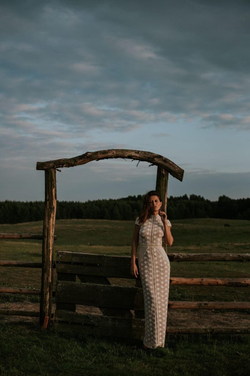 Suknia ślubna ze stójką