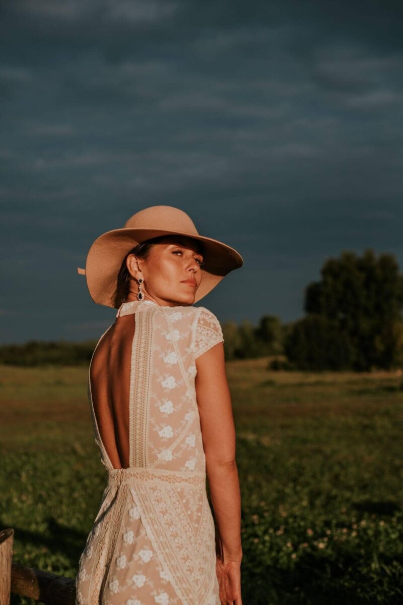 Suknia ślubna ze stójką