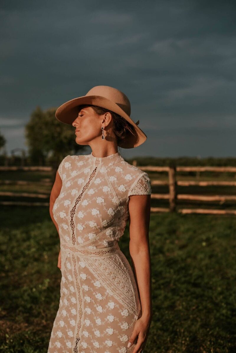 Suknia ślubna ze stójką