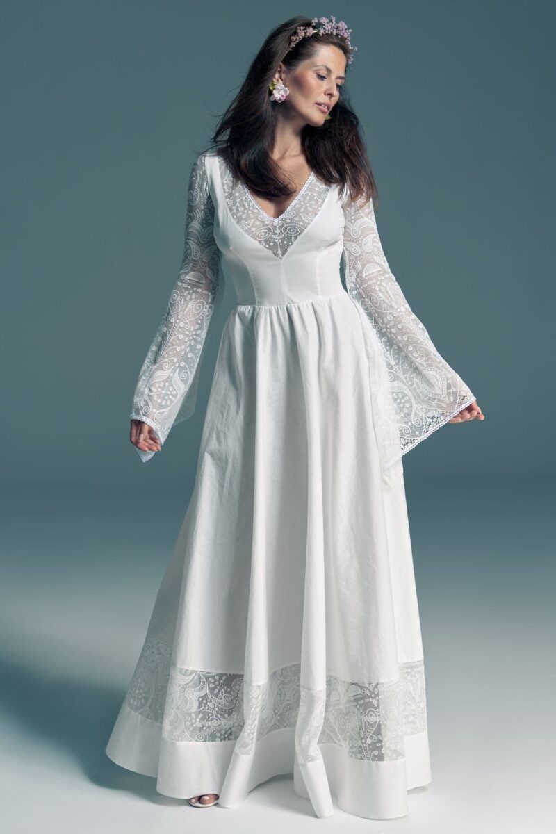 Bawełniana suknia ślubna z rękawami w klimacie bajkowym