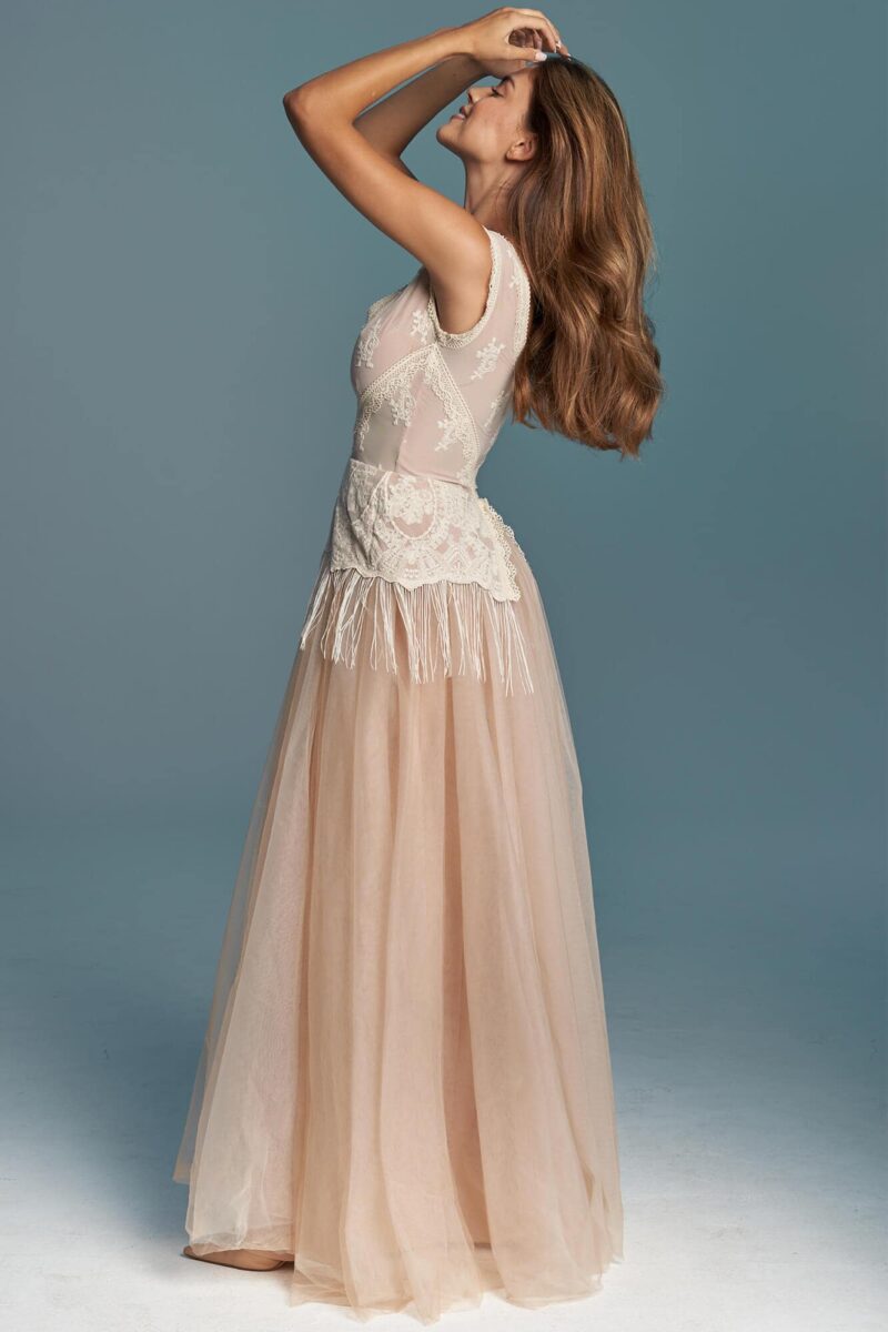 Suknia ślubna z beżowych bawełnianych koronek