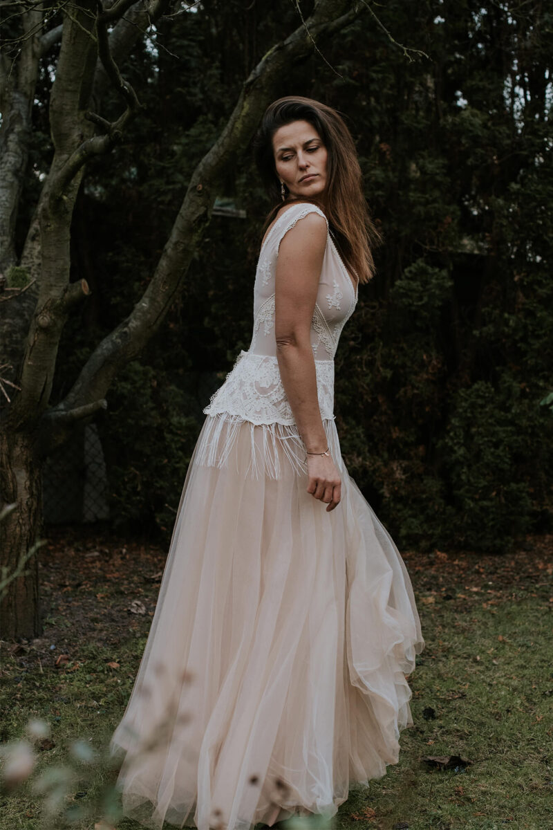 Suknia ślubna z beżowych bawełnianych koronek