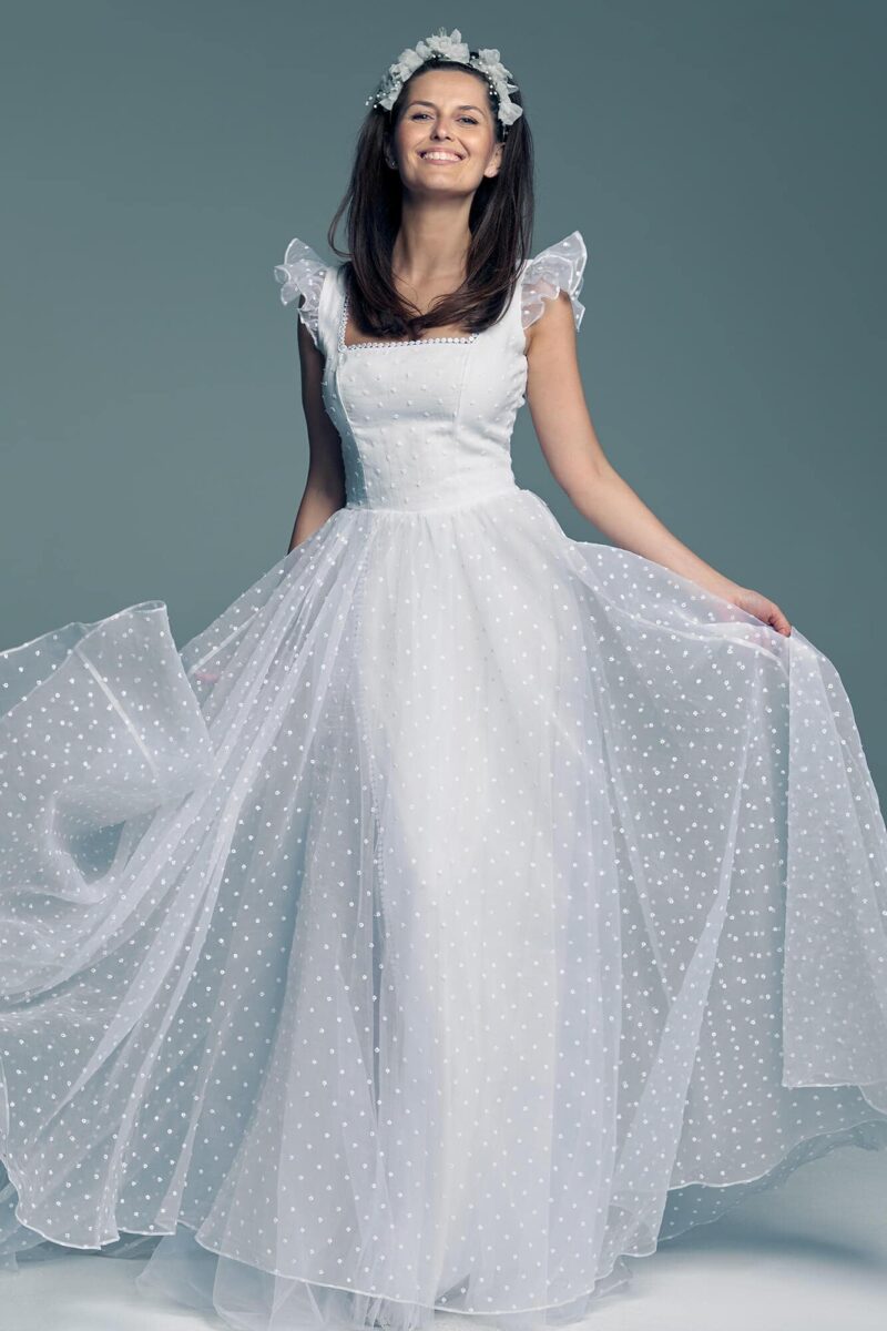 Suknia ślubna z dekoltem karo dla zachowawczej panny młodej