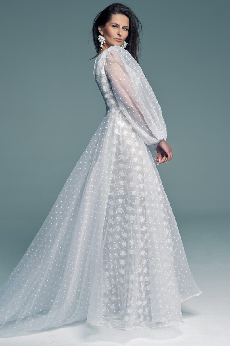 Suknia ślubna z pięknego tiulu w groszki