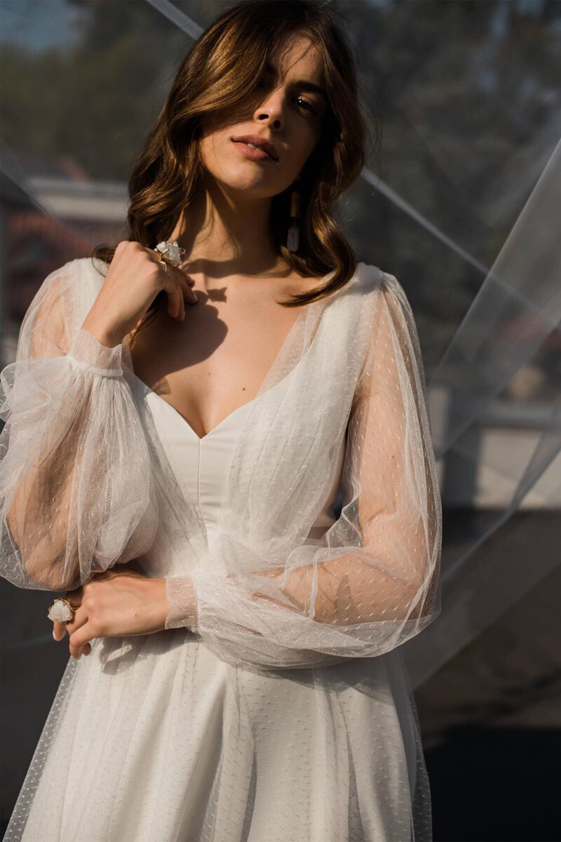 Prosta i gładka suknia ślubna z szyfonu z delikatnym tiulem