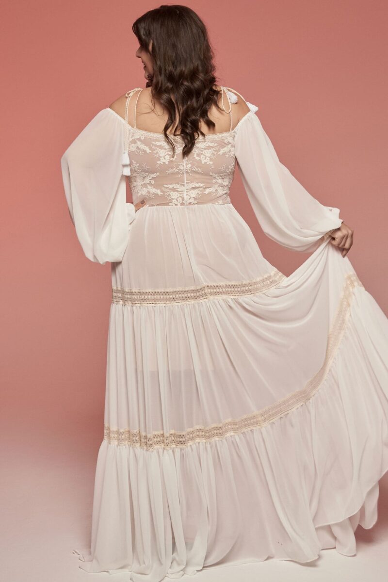 Suknia ślubna w stylu boho z głębokim dekoltem i odkrytymi ramionami Barcelona 29