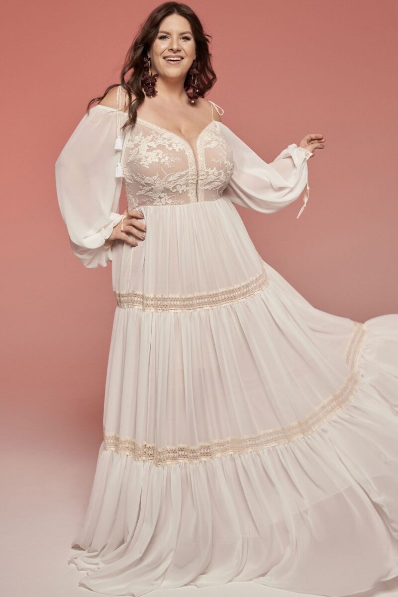 Suknia ślubna w stylu boho z głębokim dekoltem i odkrytymi ramionami Barcelona 29