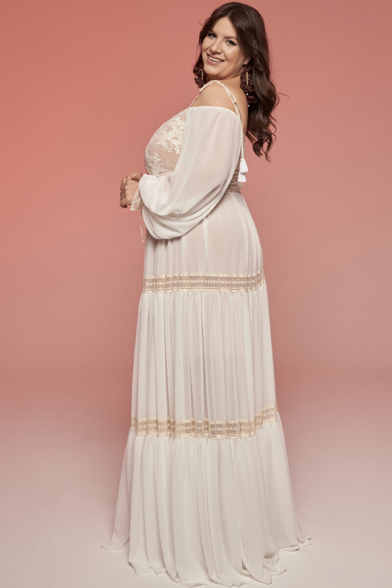 Suknia ślubna w stylu boho z głębokim dekoltem i odkrytymi ramionami Barcelona 29