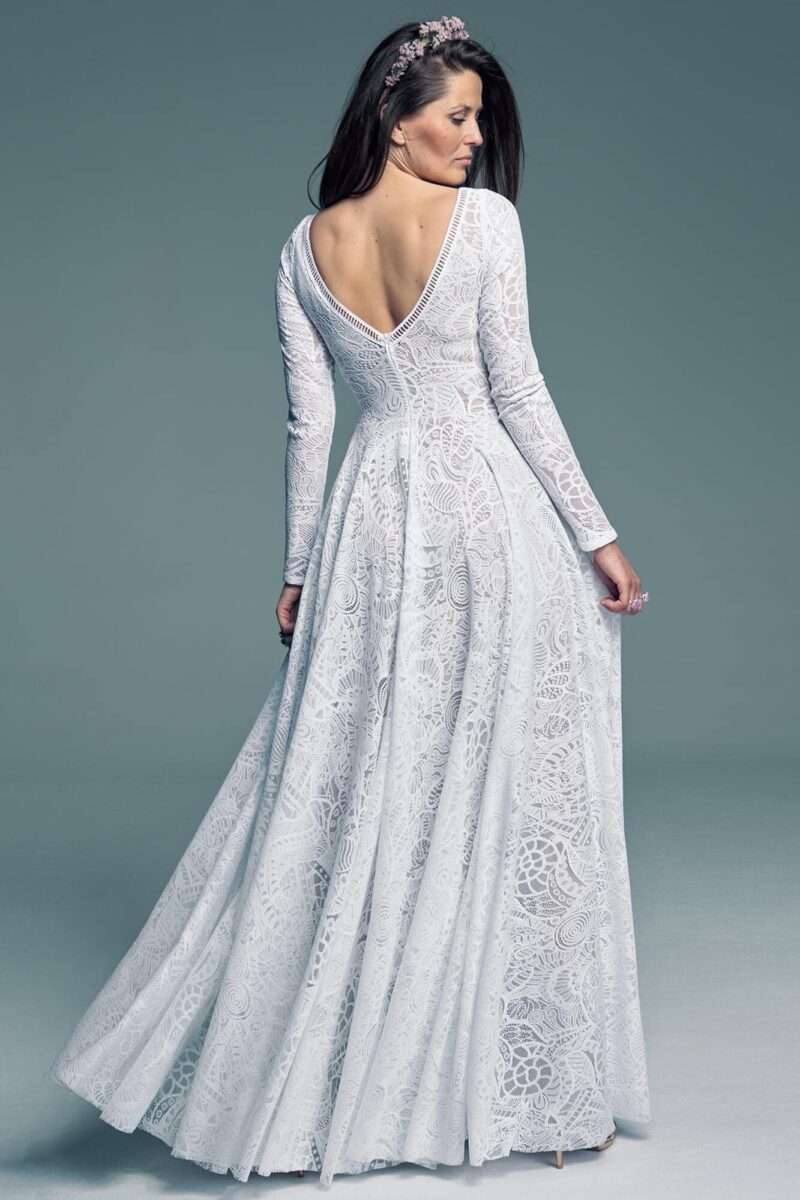 Długi rękaw nadaje charakteru tej sukni ślubnej