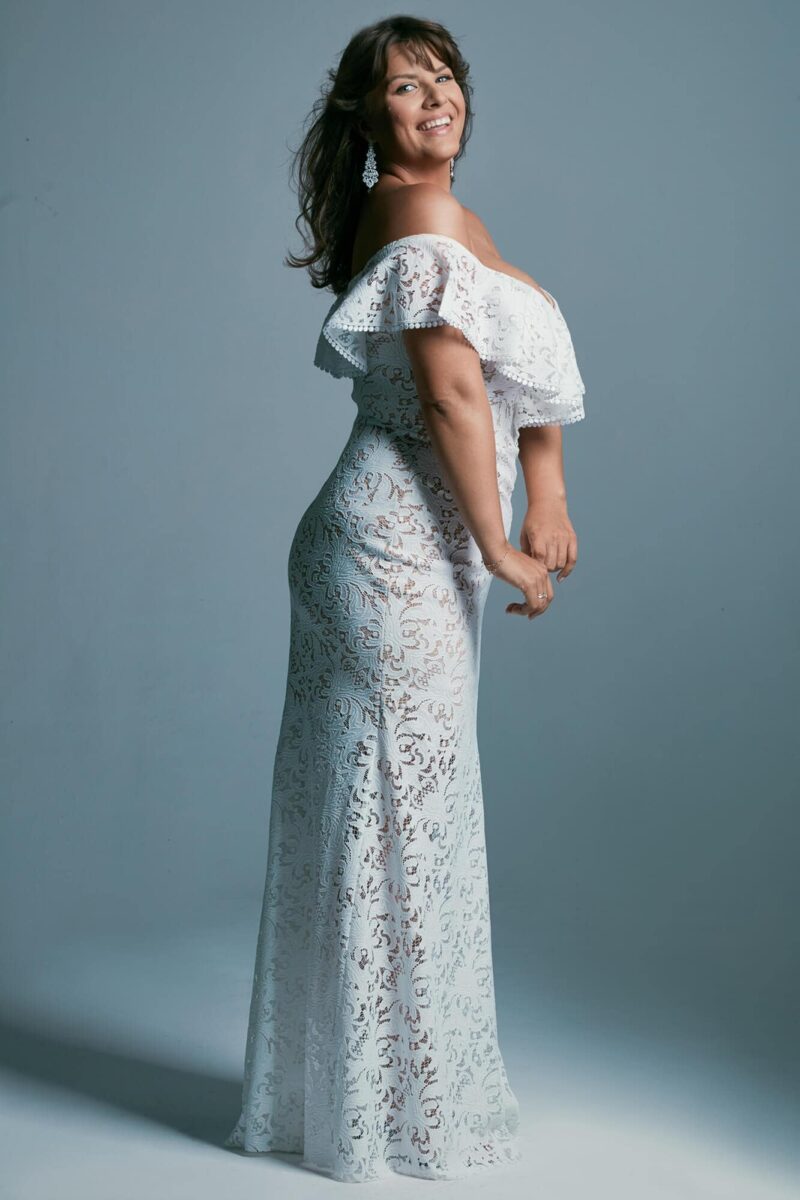 Suknia ślubna plus size o kroju hiszpańskim