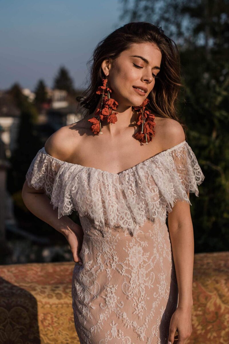 Przepiękna koronkowa krótka suknia ślubna