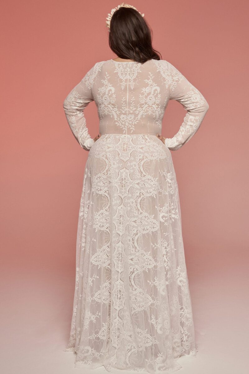 Skromna, zabudowana suknia ślubna plus size Porto 61