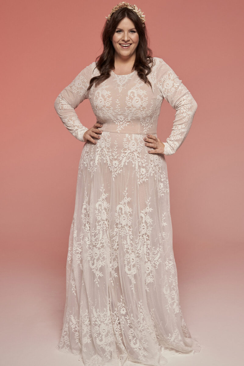 Skromna, zabudowana suknia ślubna plus size Porto 61