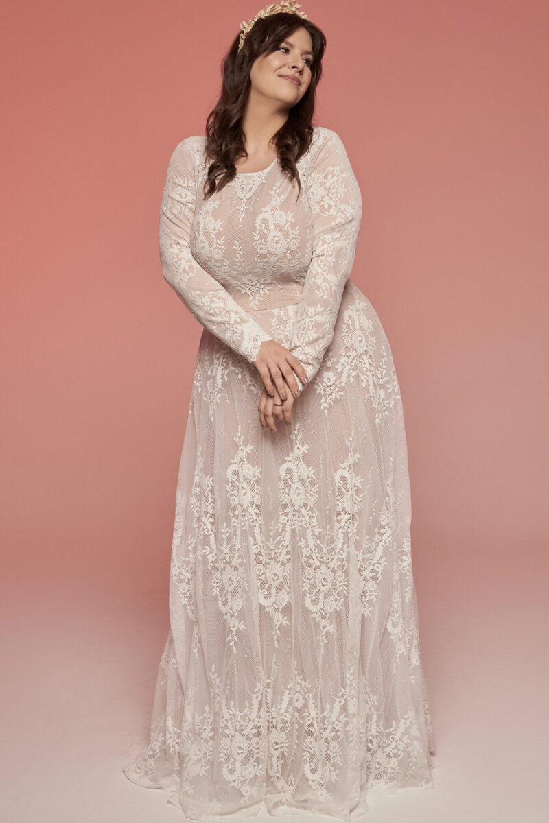 Skromna, zabudowana suknia ślubna plus size Porto 61