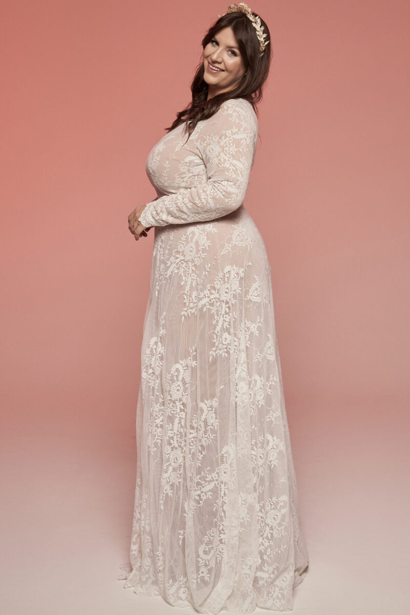 Skromna, zabudowana suknia ślubna plus size Porto 61