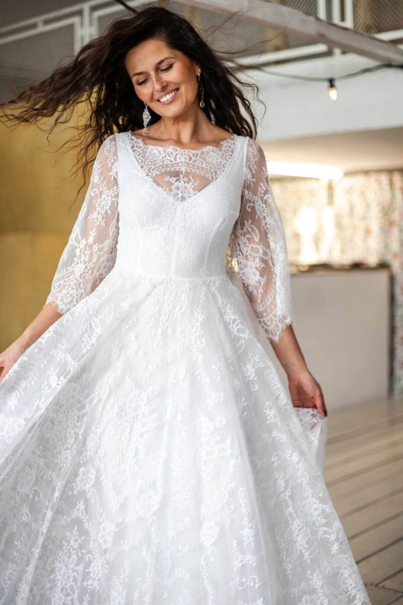 Suknia ślubna Paris 3 z dekoltem w łódkę podkreślająca talię