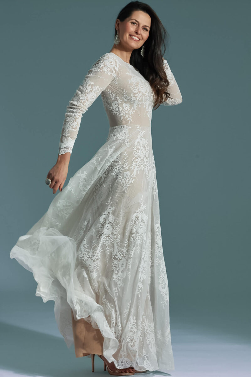 Zabudowana suknia ślubna z długim rękawem