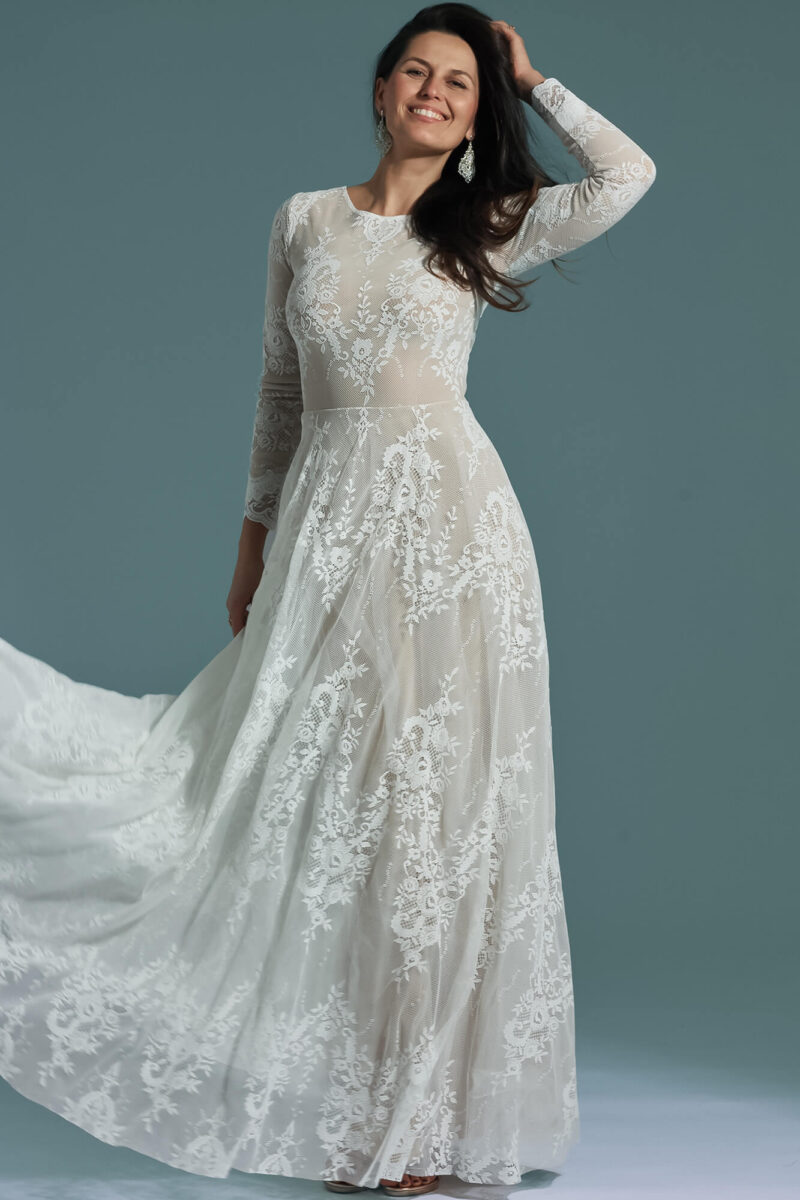 Zabudowana suknia ślubna z długim rękawem