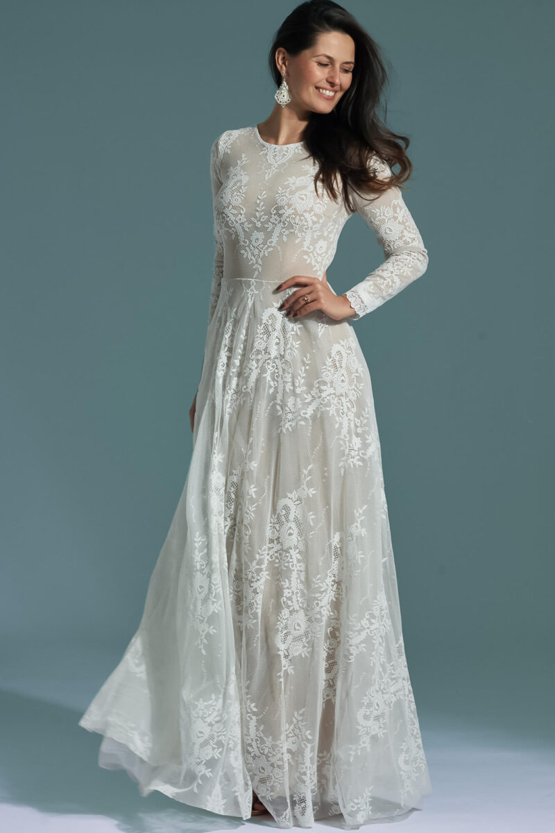 Zabudowana suknia ślubna z długim rękawem