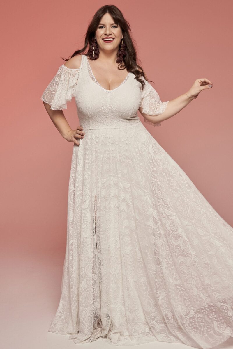 Suknia ślubna plus size w kremowym kolorze z oryginalnym rękawkiem Porto 59