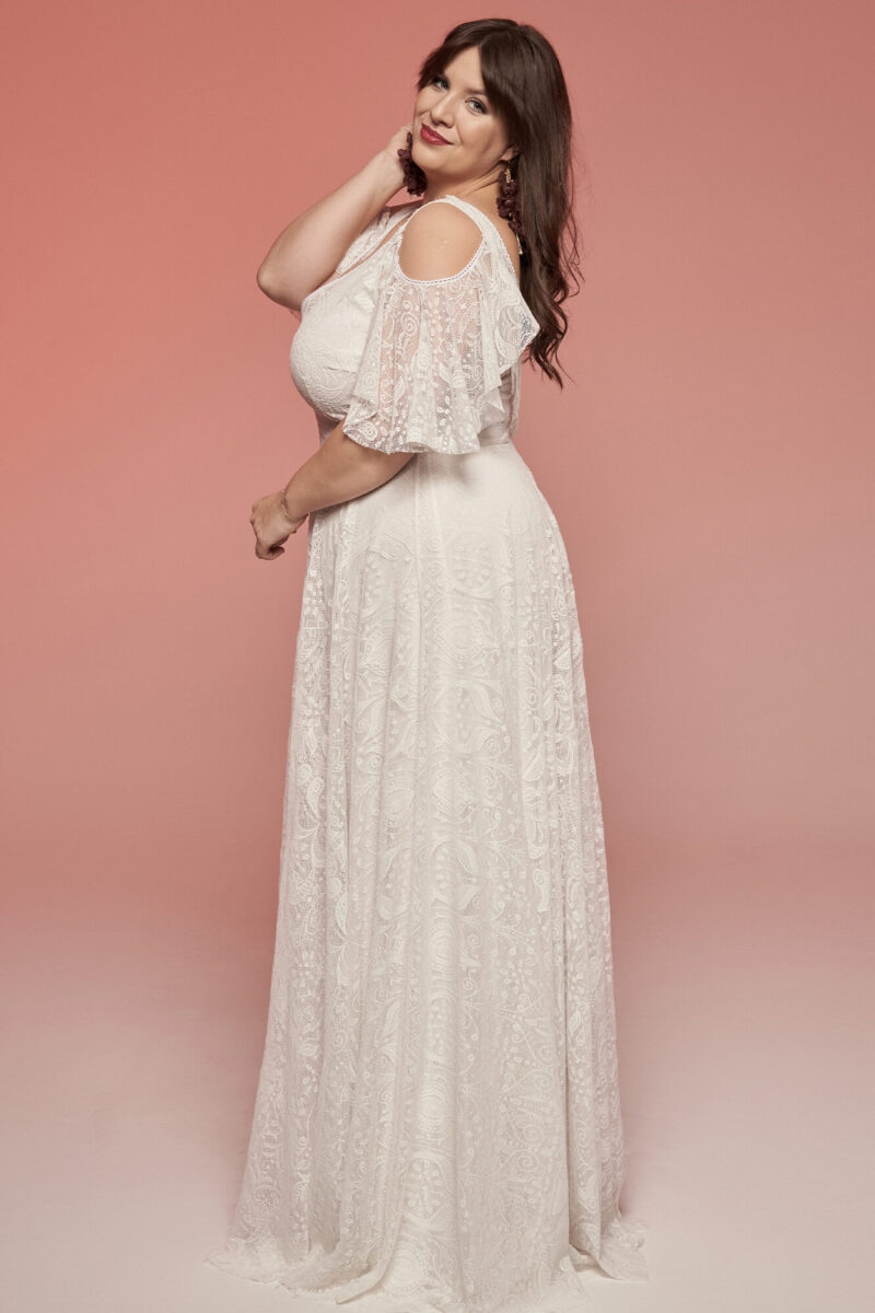 Suknia ślubna plus size w kremowym kolorze z oryginalnym rękawkiem Porto 59