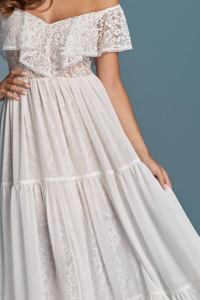 Suknia ślubna z falbaną odkrywająca ramiona