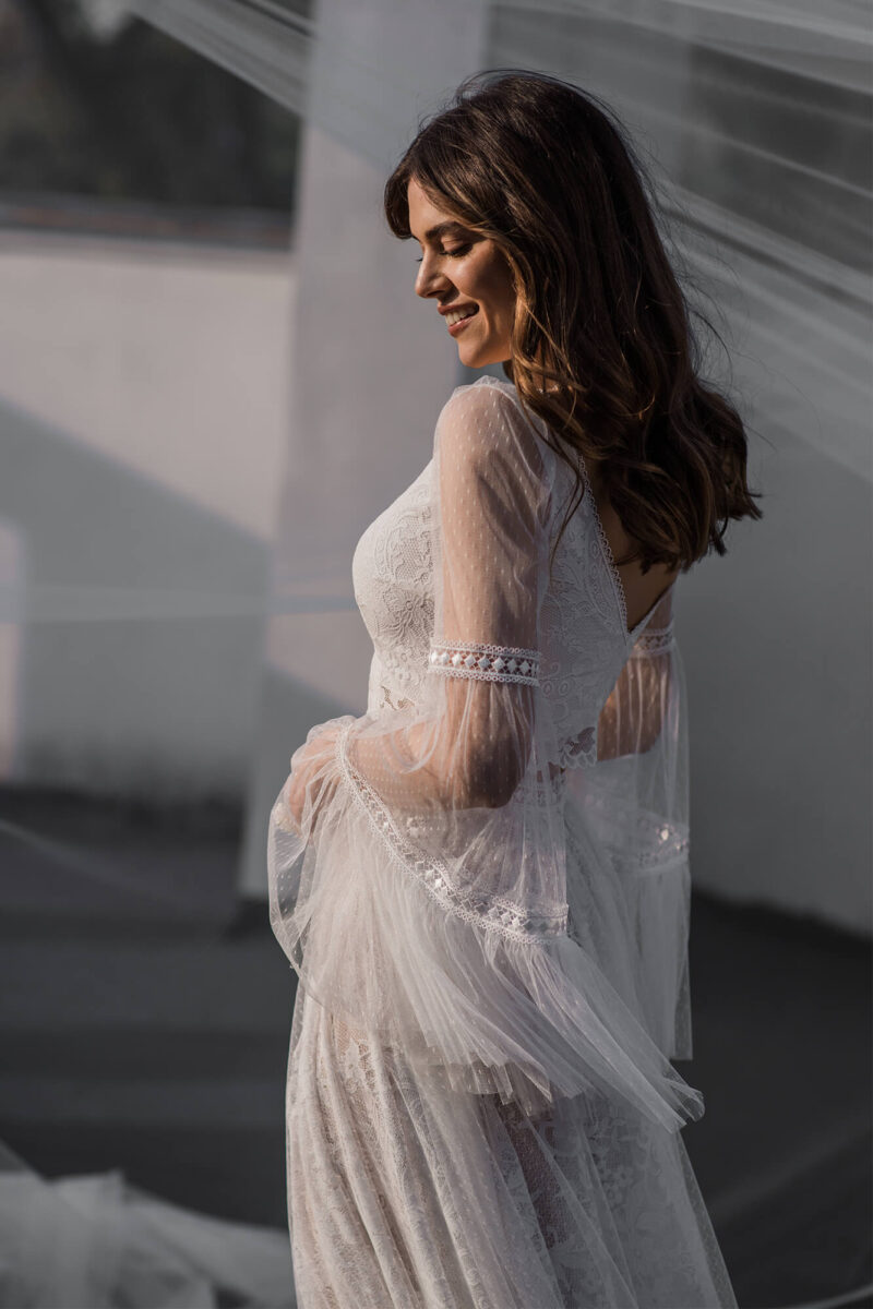 Suknia ślubna z koronki i tiulowej spódnicy