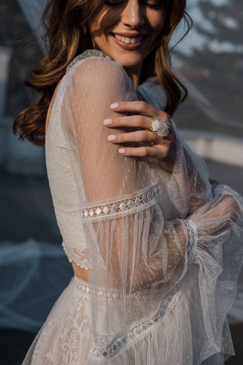 Suknia ślubna z koronki i tiulowej spódnicy