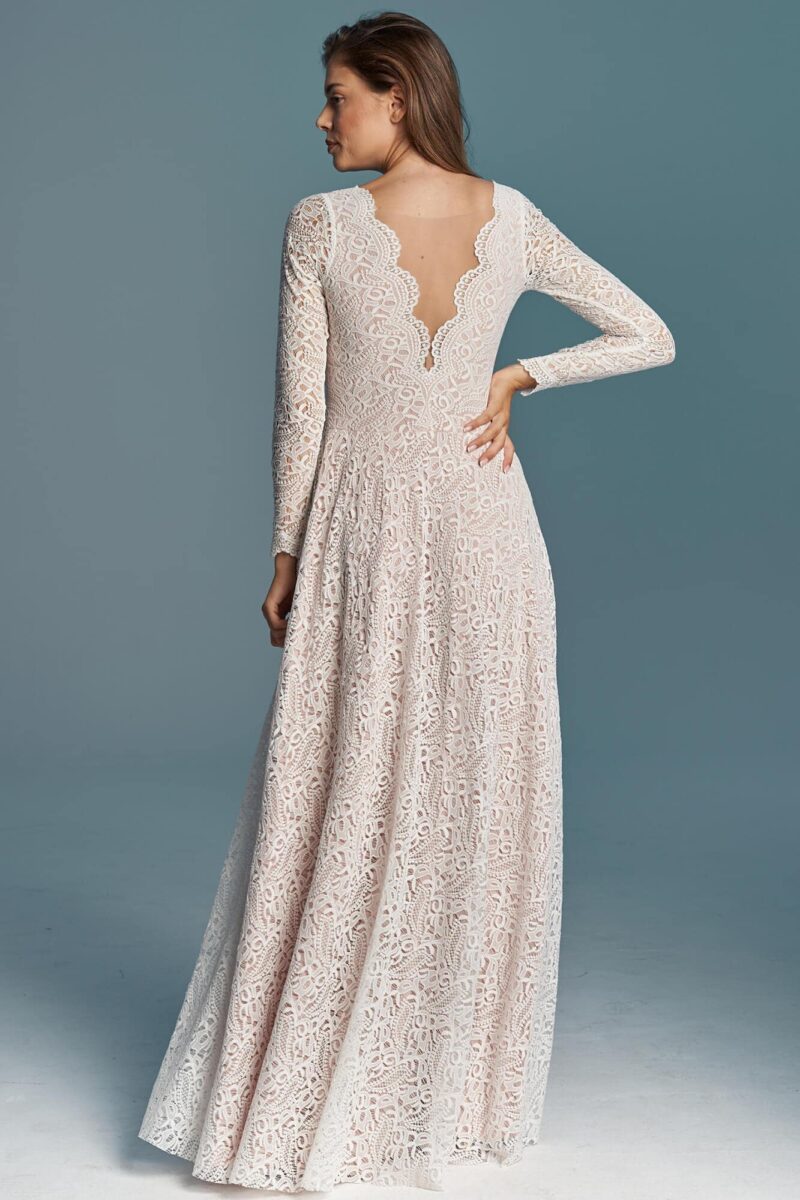 Suknia ślubna z rozcięciem