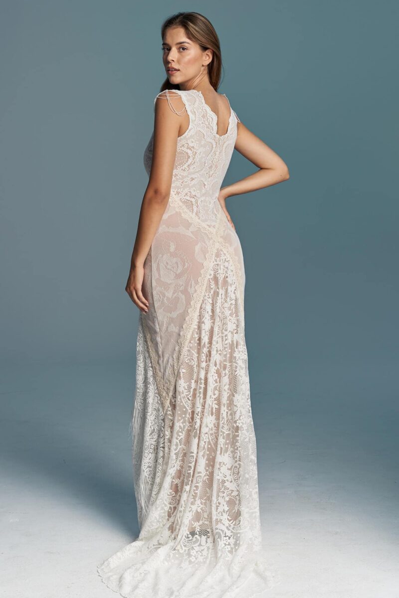 Zdobiona koronkowa suknia ślubna