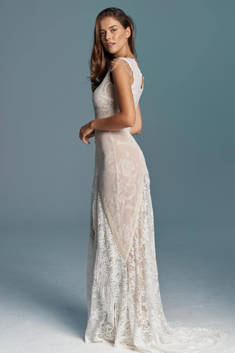 Zdobiona koronkowa suknia ślubna