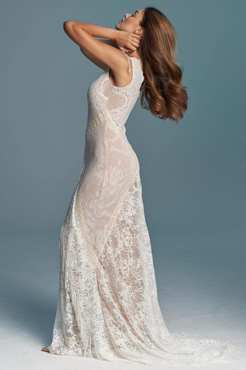 Zdobiona koronkowa suknia ślubna