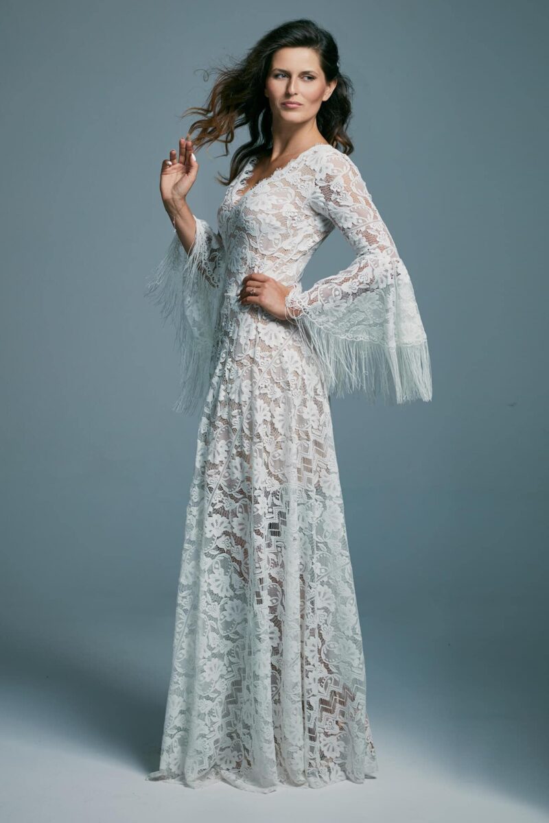 Zdobiona suknia ślubna z dekoltem