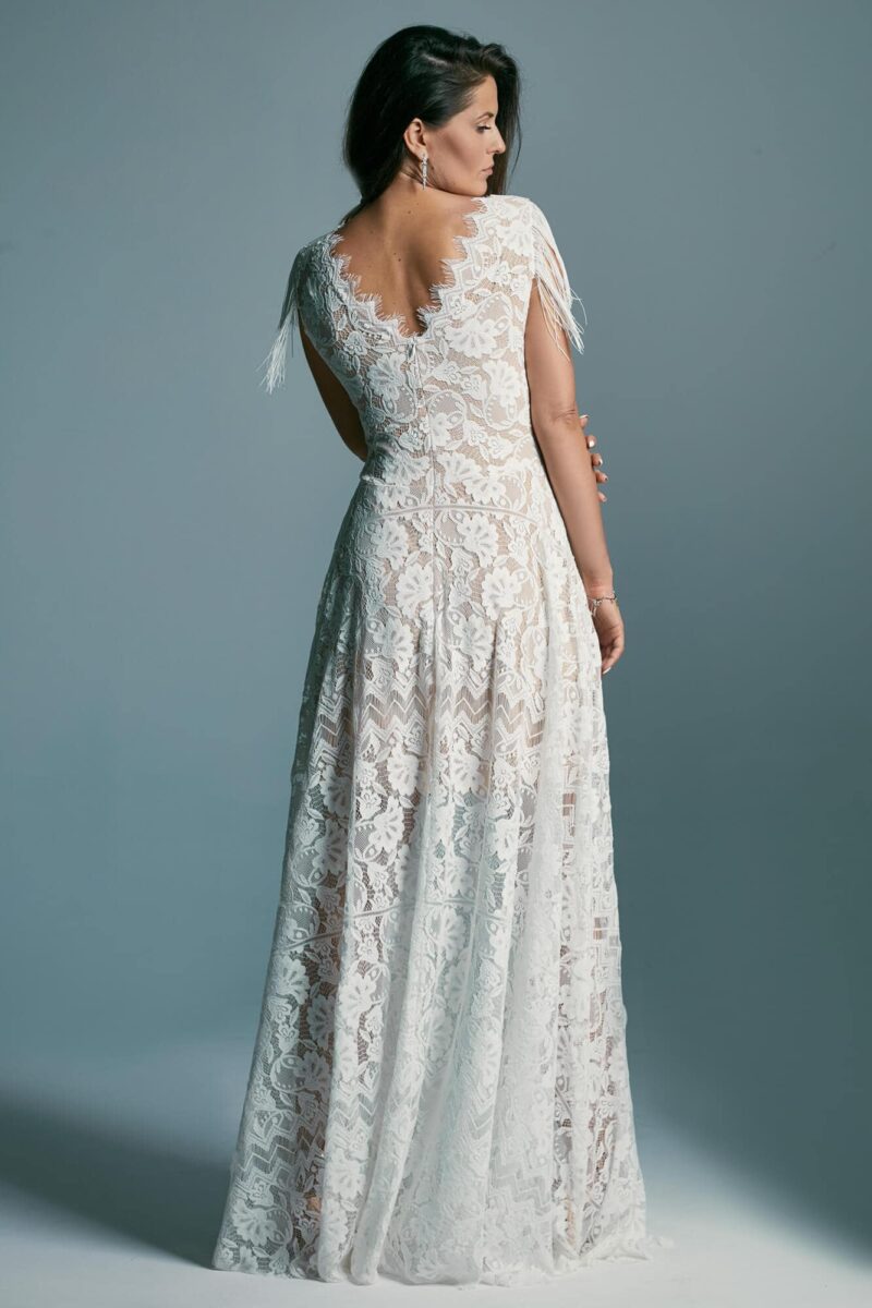 Suknia ślubna z dekoltem pod szyję