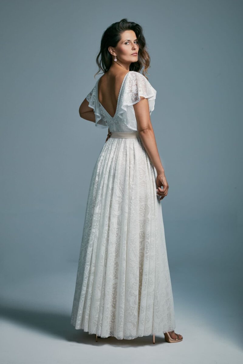 Biała klasyczna suknia ślubna