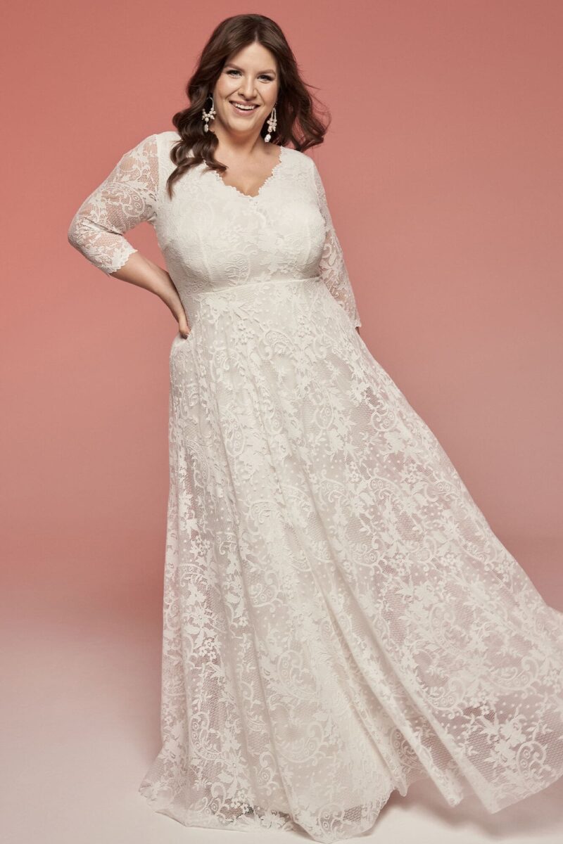 Elegancka, zabudowana suknia ślubna plus size z długim rękawem Porto 40