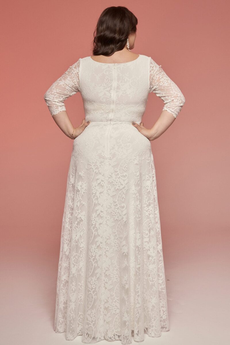 Elegancka, zabudowana suknia ślubna plus size z długim rękawem Porto 40