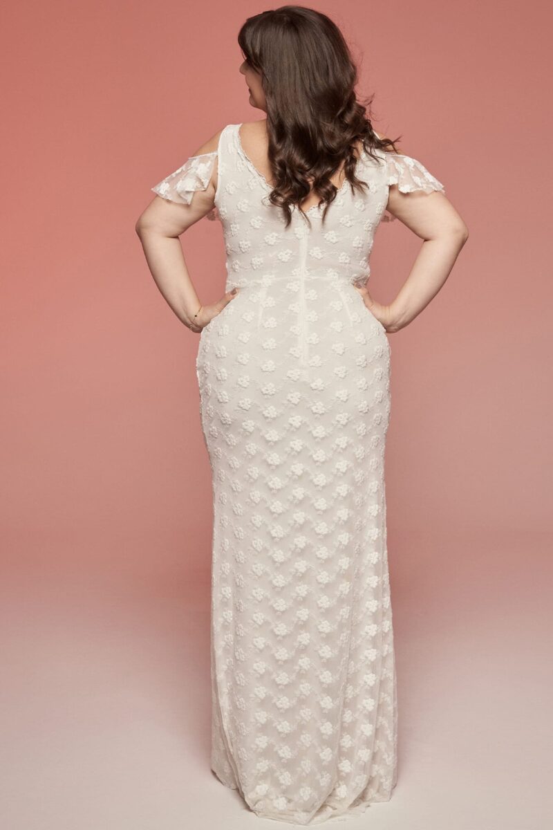 Gładka suknia ślubna plus size podkreślająca kształty Barcelona 22