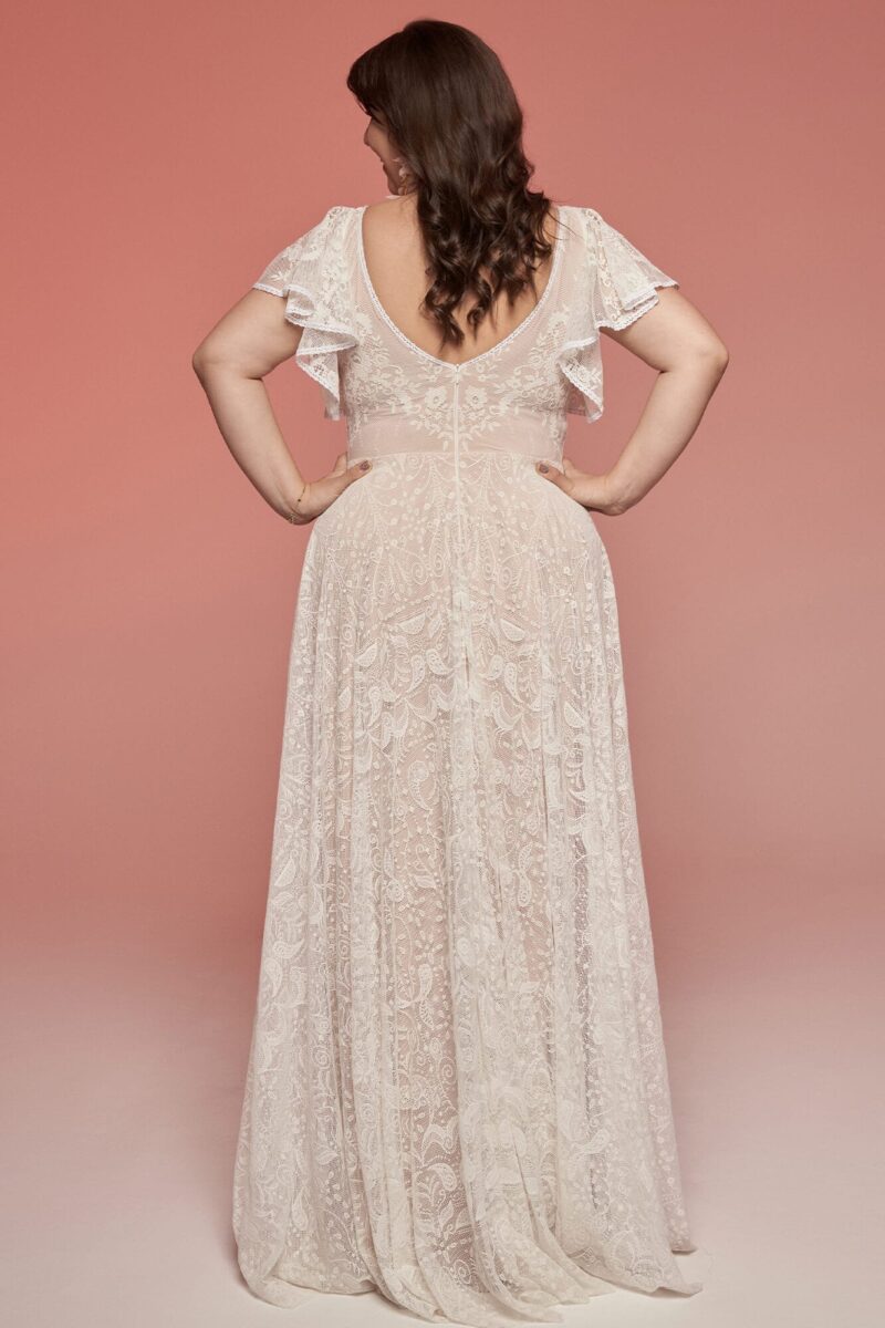 Klasyczna suknia ślubna plus size z pięknym głębokim dekoltem Porto 35