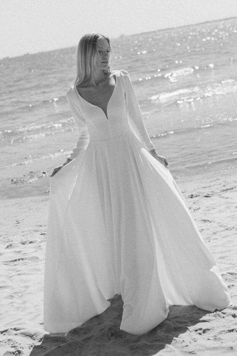 Prosta suknia ślubna w stylu boho to połączenie lekkości, elegancji i subtelnego romantyzmu