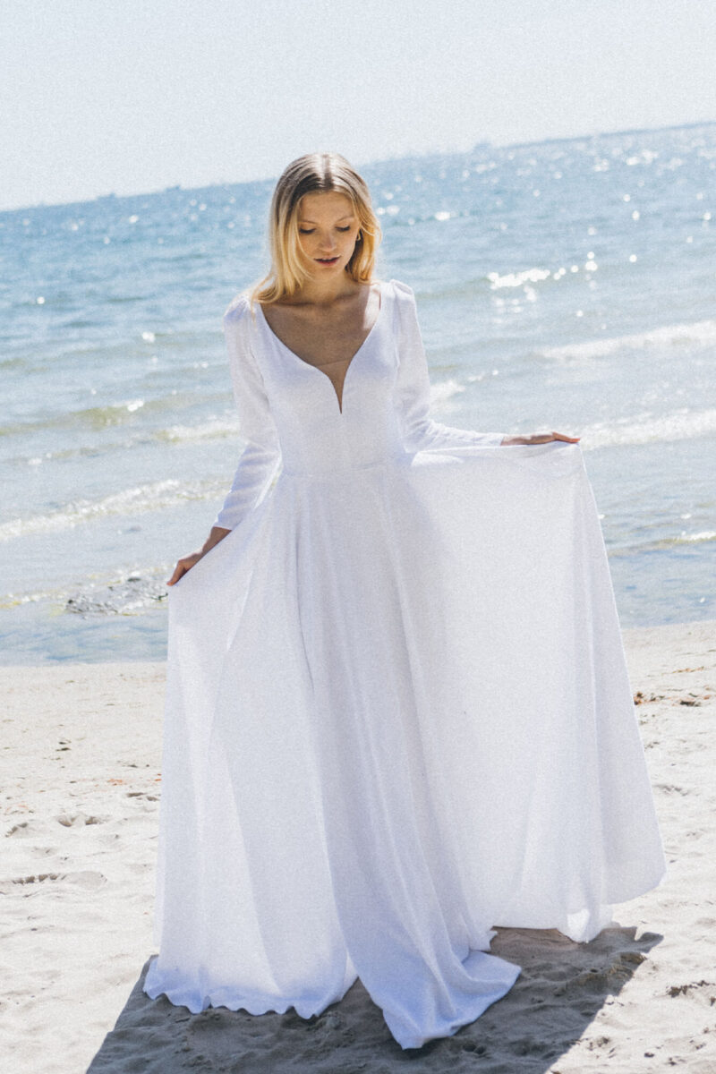 Prosta suknia ślubna w stylu boho to połączenie lekkości, elegancji i subtelnego romantyzmu