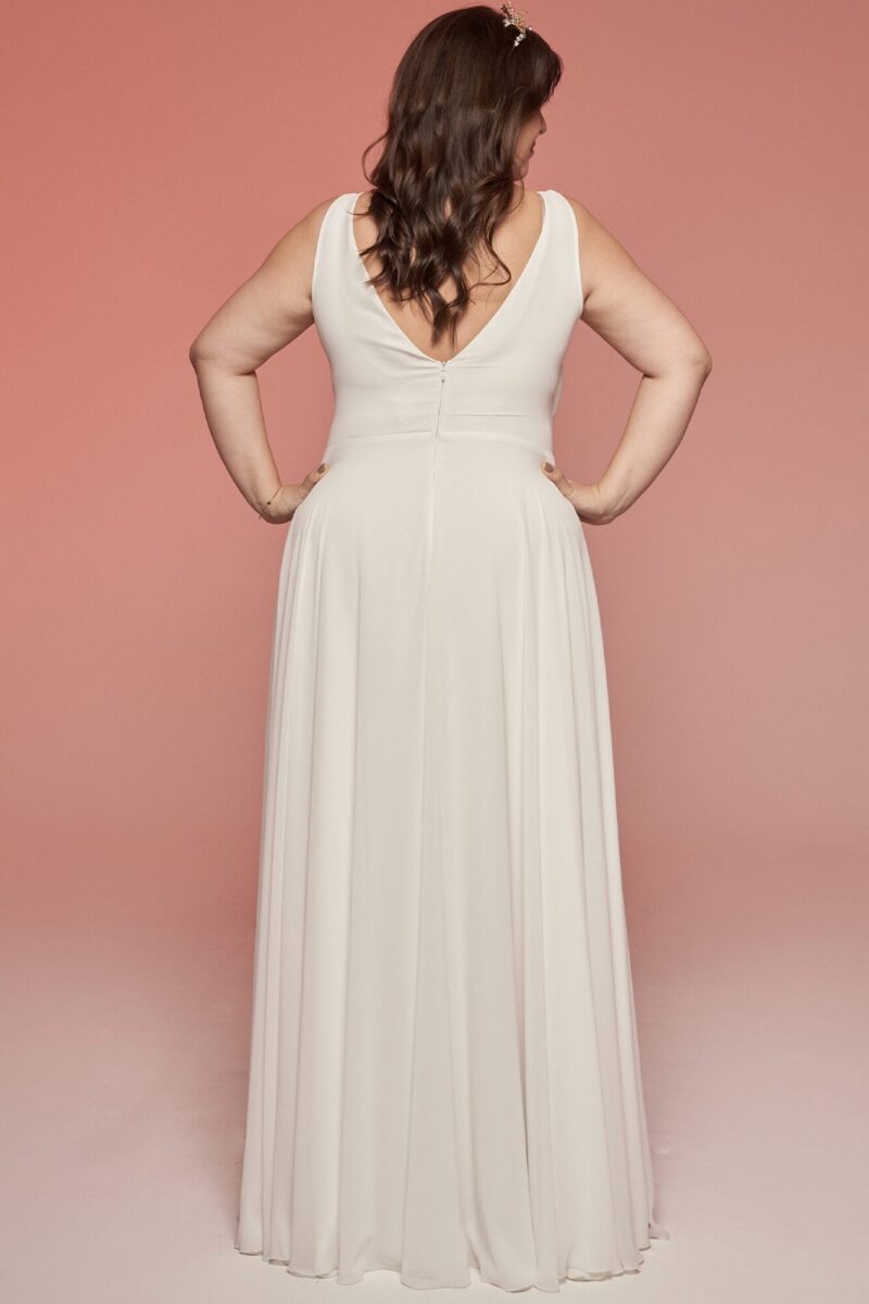 Klasyczna luźna i gładka suknia ślubna plus size z rozcięciem Odessa 1