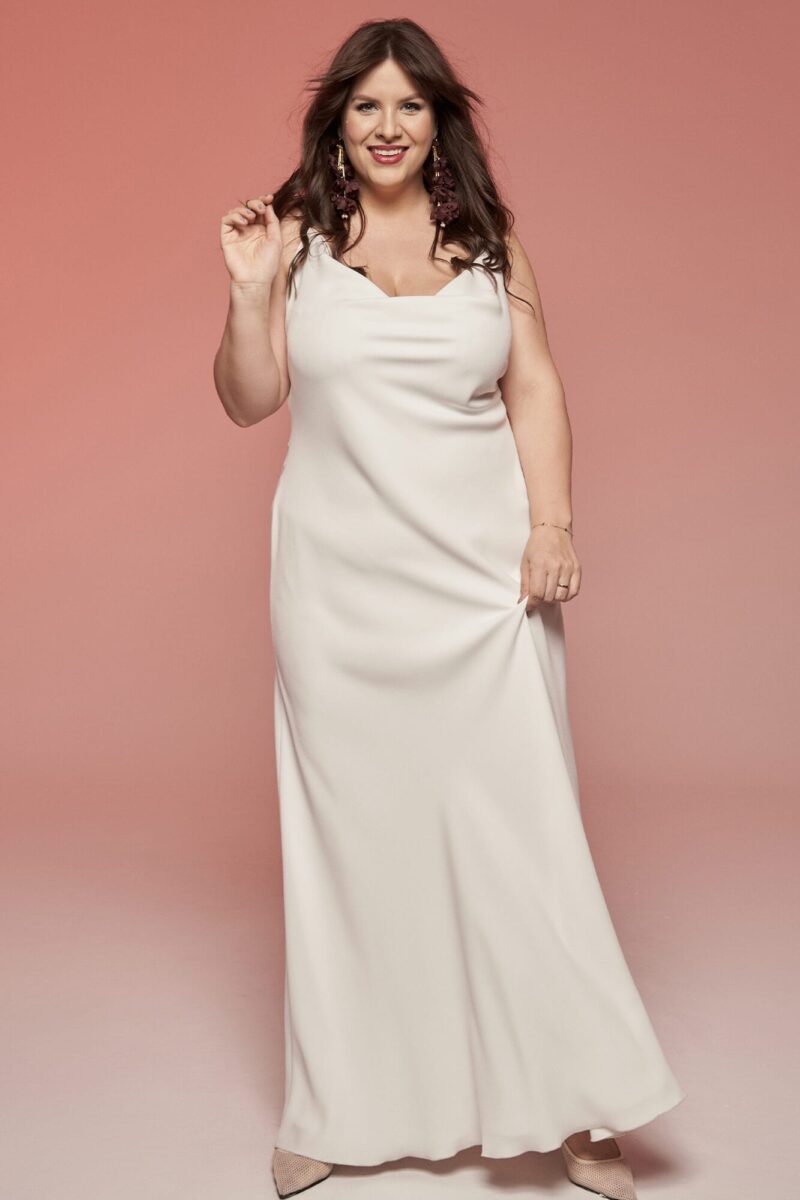 Skromna suknia ślubna plus size z odkrytymi plecami Odessa 3